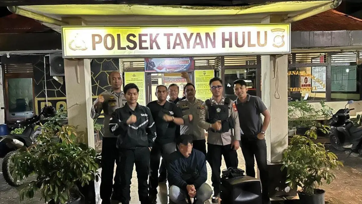 Personel Polsek Tayan Hulu mengamankan pelaku AS pada Kamis (2/4). (ISTIMEWA)