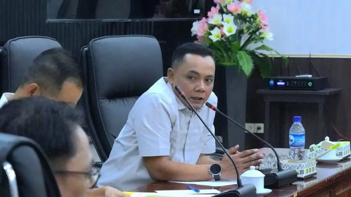 RAPAT : Ketua Komisi IV, Riyan Heryanto, memimpin rapat bersama OPD, Kamis (2/4). (ISTIMEWA)