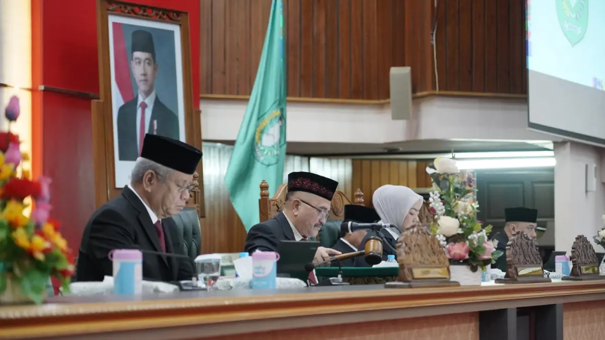 RAPAT PARIPURNA: Sekretaris Daerah Kalimantan Barat Harisson duduk bersama Ketua DPRD Kalbar saat menghadiri Rapat Paripurna PAW di DPRD Kalbar.