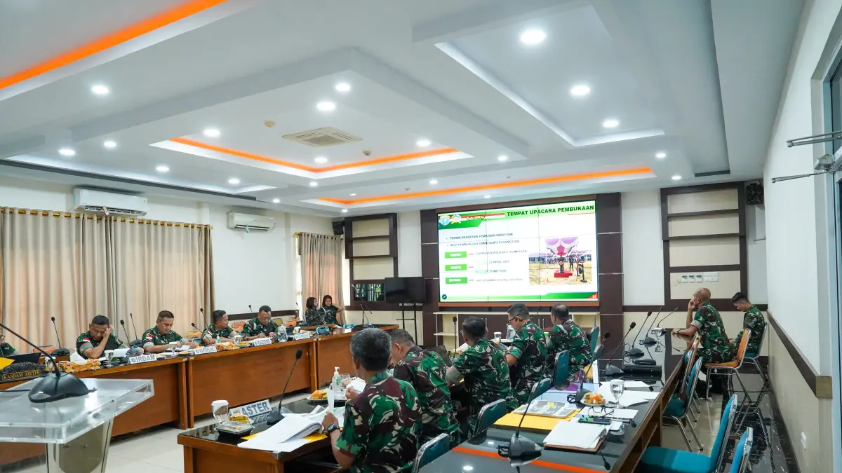 RAPAT TMMD: Pangdam XII/Tanjungpura Mayjen TNI Novi Rubadi Sugito menerima paparan Renlakgiat TMMD ke-128 Tahun 2026 di Ruang Yuda, Makodam XII/Tpr, Kubu Raya, Kamis (2/4). (ISTIMEWA)