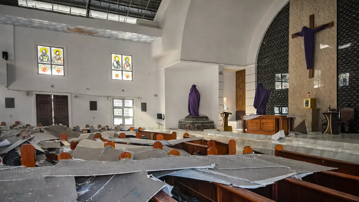 RUSAK AKIBAT GEMPA: Plafon Gereja Katolik BHKY Rumengkor di Minahasa yang runtuh akibat gempa. Kerusakan terjadi sekitar pukul 06.48 WITA, Kamis (2/3) jelang Misa Kamis Putih. Kerusakan ini mengganggu rangkaian ibadah Pekan Suci Paskah. (JAWA POS)