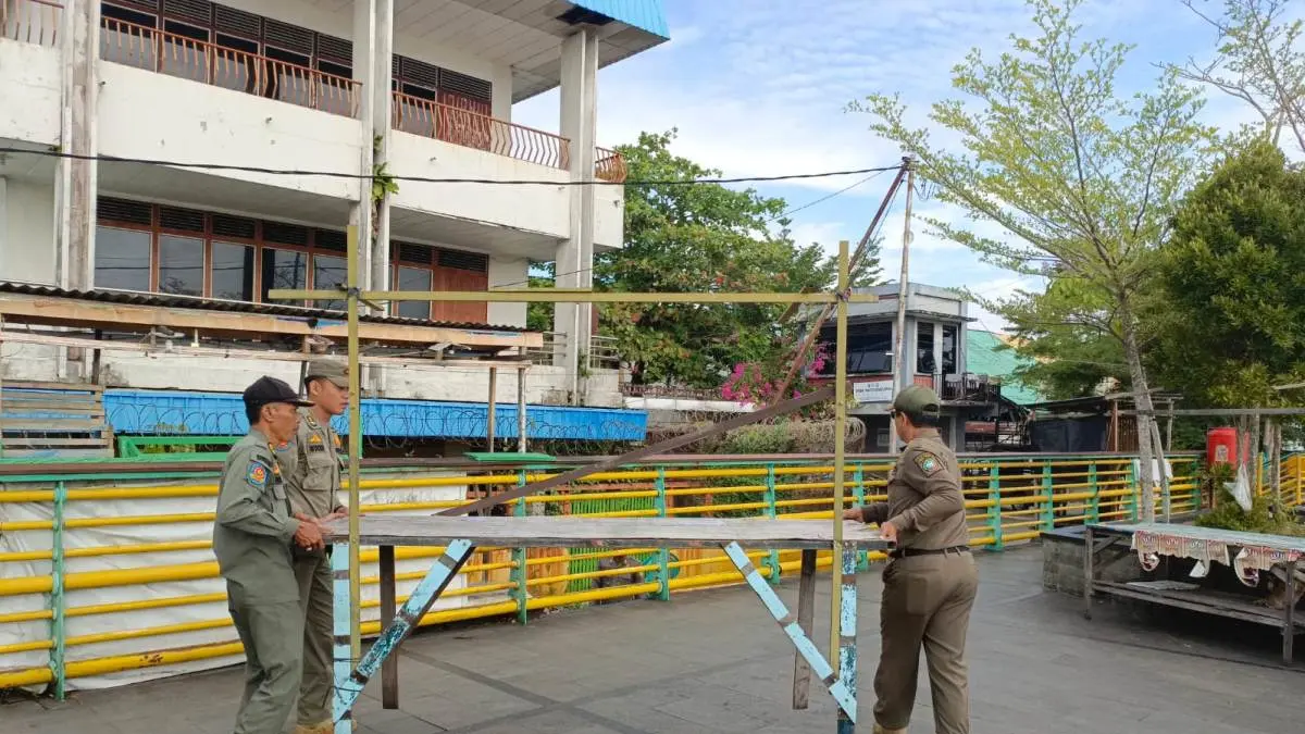 Satpol PP bersama aparatur Kecamatan Pontianak Selatan, Babinsa dan Bhabinkamtibmas menertibkan lapak-lapak PKL dan jemuran warga di kawasan waterfront. (ISTIMEWA)