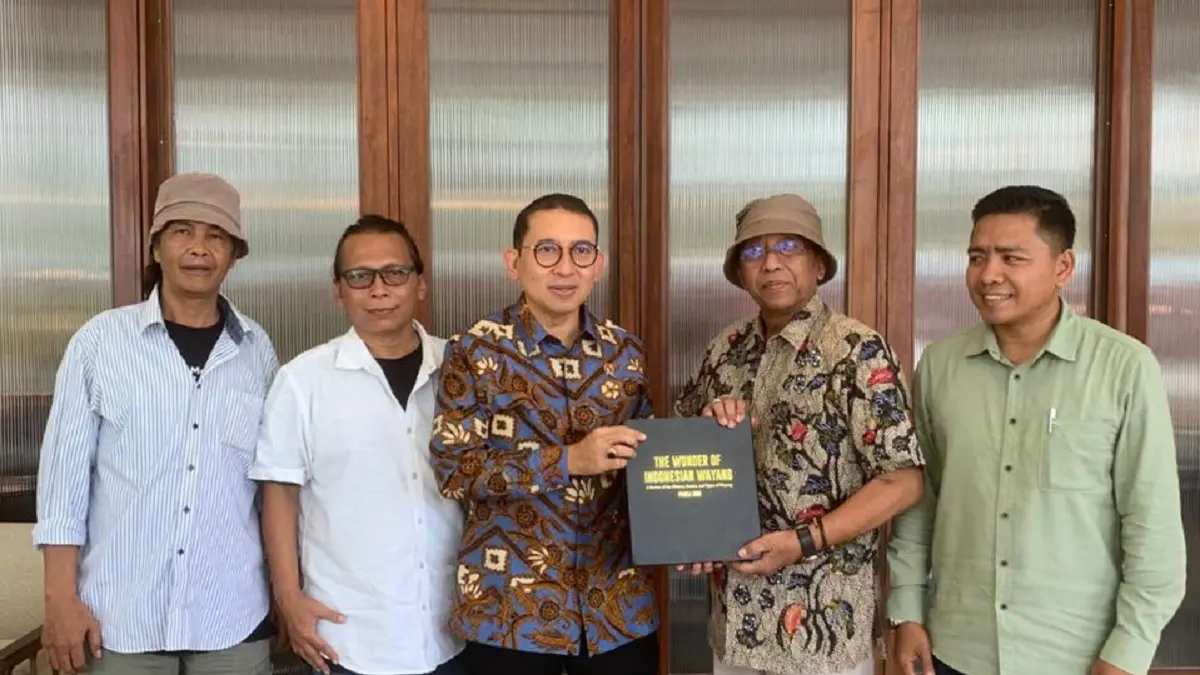 SERAHKAN NASKAH AKADEMIK: Perwakilan Perkumpulan Indonesia Raya Menggambar menyerahkan naskah akademik usulan penetapan Mei sebagai Bulan Indonesia Menggambar kepada Menteri Kebudayaan Fadli Zon dalam audiensi di Jakarta, Jumat (28/3). (ISTIMEWA)
