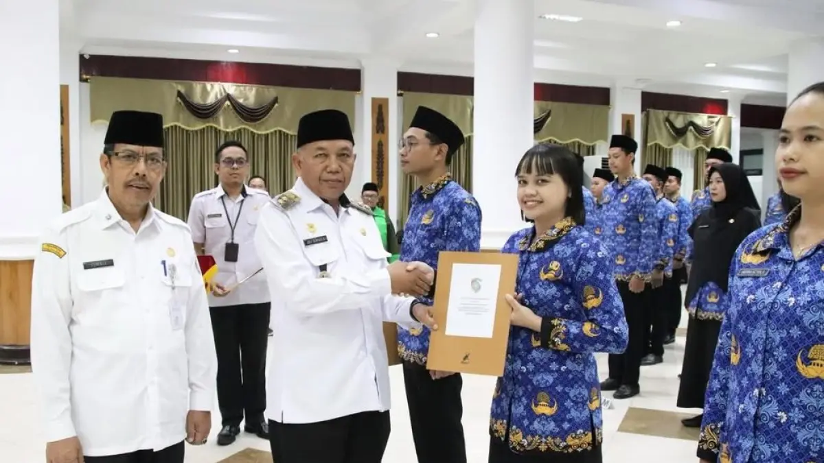 SERAHKAN SK: Wakil Bupati Mempawah, Juli Suryadi Burdadi menyerahkan SK pengangkatan PNS di Rabu (1/4) di Kantor Bupati Mempawah.  (ISTIMEWA)