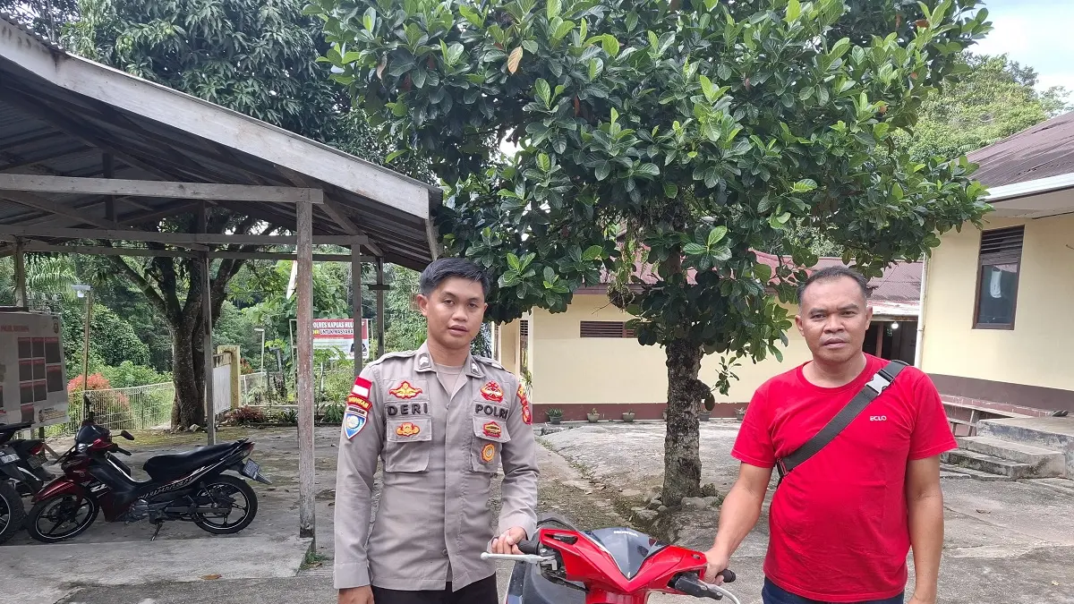 TEMUAN : Penyerahan barang temuan berupa satu unit motor dari Polsek Seberuang ke Polsek Binjai. 