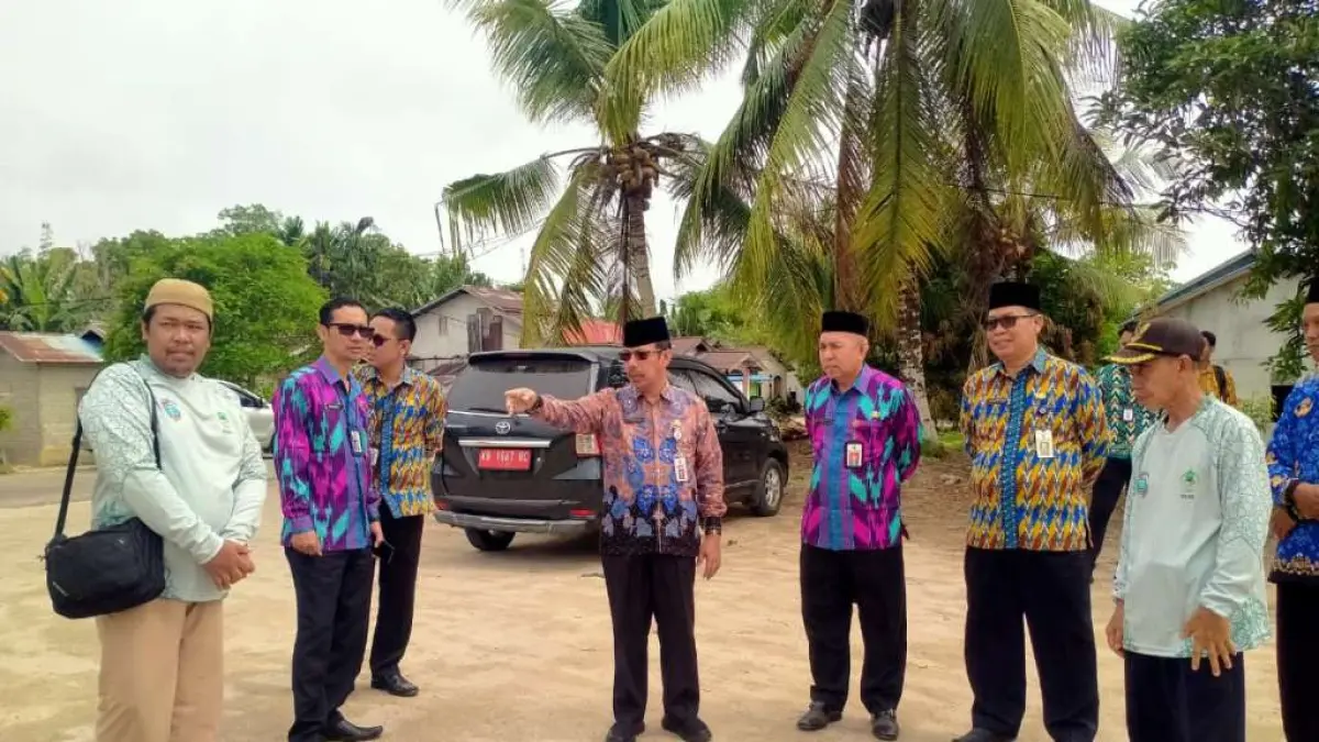 TINJAU: Sekretaris Daerah Kabupaten Mempawah, Drs. H. Ismail, MM saat meninjau lokasi pelaksanaan Musabaqah Tilawatil Qur’an di Desa Sekabuk, Kecamatan Sadaniang, Kamis (2/4) siang. (ISTIMEWA)