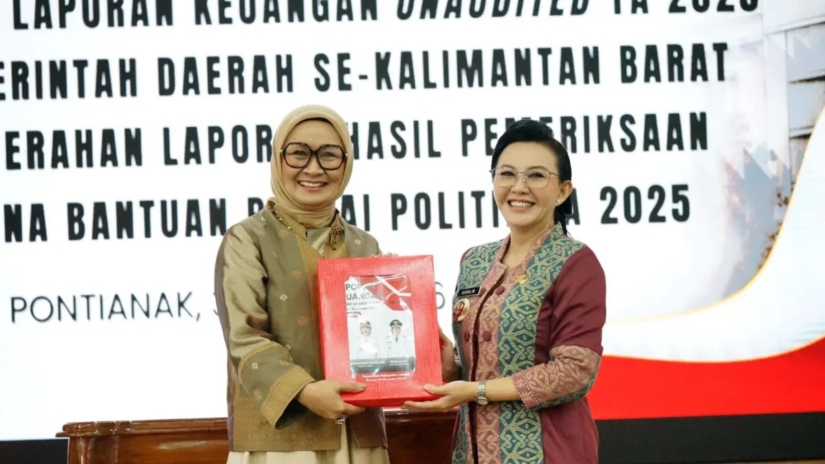 Bupati Landak Karolin Margret Natasa menyerahkan LKPD 2025 kepada BPK Kalbar pada Selasa (31/3) lalu. (ISTIMEWA)