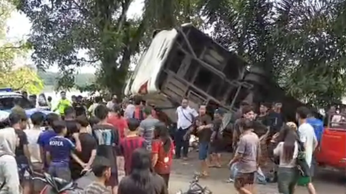 Bus Damri rute Sintang-Pontianak terbalik di Penyeladi Kabupaten Sanggau pada Minggu (5/4).