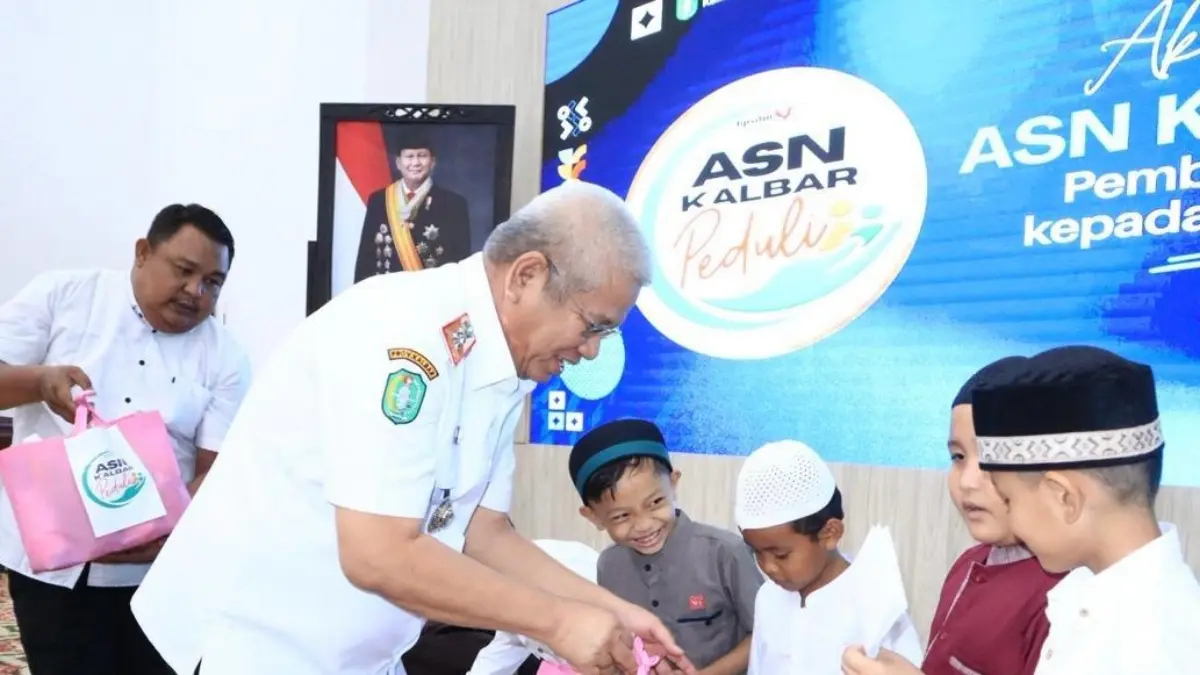 Sekda Kalbar Harisson menyerahkan bantuan kepada anak yatim. Di tengah kebijakan efisiensi anggaran, Pemprov Kalbar tetap menunjukkan kepedulian sosial melalui program ASN Kalbar Peduli yang diinisiasi BPSDM Kalbar. (BPSDM KALBAR FOR PONTIANAK POST(