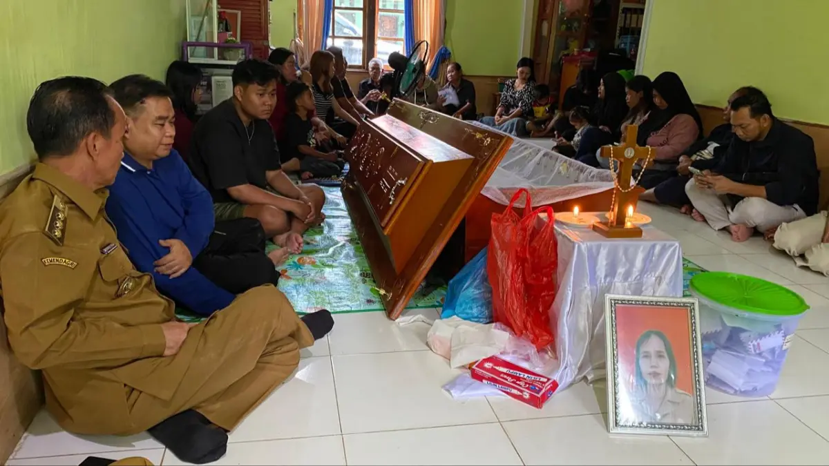 Bupati Sintang Gregorius Herkulanus Bala turut melayat ke rumah duka korban meninggal dunia kecelakaan Bus DAMRI rute Sintang - Pontianak, Minggu (5/4). ISTIMEWA
