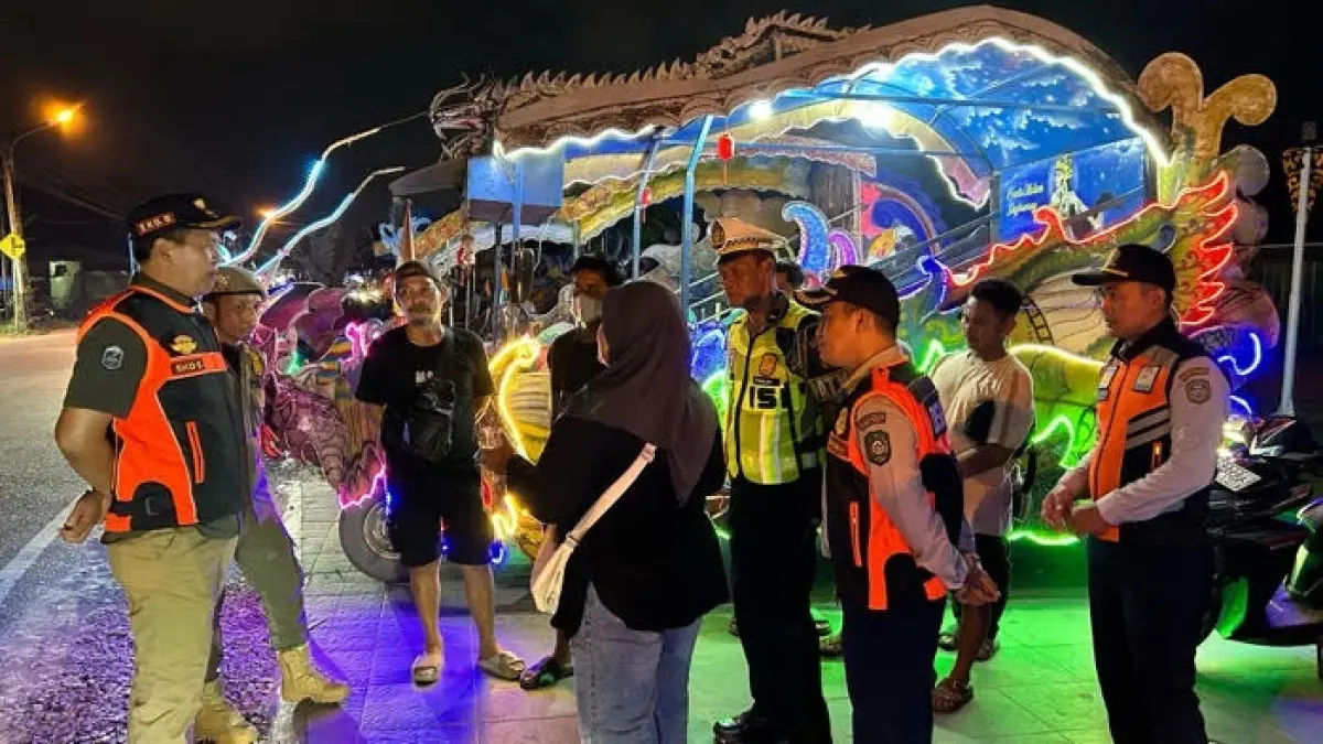 DIALOG: Petugas berdialog dengan pelaku usaha odong-odong roda tiga Kota Singkawang.
