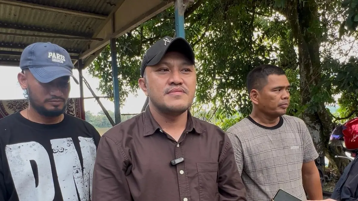 General Manager DAMRI Cabang Pontianak, Ahmad Bukhori saat meninjau TKP kecelakaan bus di Desa Penyeladi Kabupaten Sanggau pada Senin (6/4). (AGUNG/PONTIANAK POST)