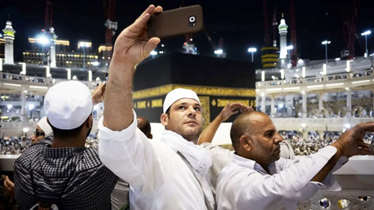 Ilustrasi flexing saat melakukan ibadah umrah. (SUARA ISLAM)