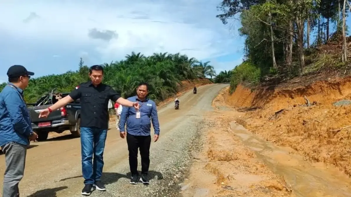 JALAN MANTAP: Salah satu jalan kabupaten yakni ruas jalan Miau Merah- Nanga Silat yang dibangun oleh Pemkab Kapuas Hulu pada tahun lalu.  (DOK)