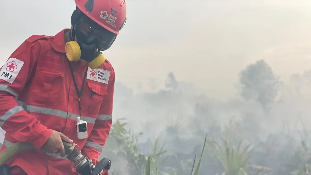KARHUTLA: Petugas saat memadamkan kebakaran hutan dan lahan menyelimuti kawasan Galang, Kabupaten Mempawah pada Februari 2026 lalu. (ISTIMEWA)