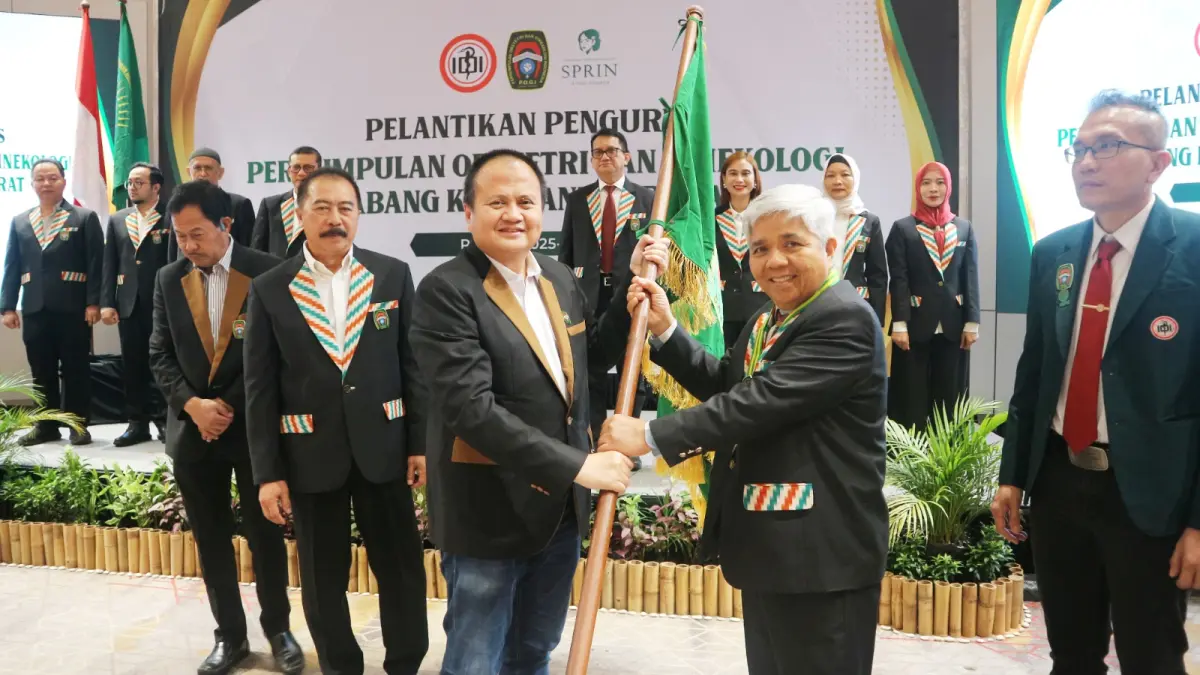 Ketua POGI cabang Kalbar periode 2025-2028 Dr dr Pinda Hutajulu SpOG Subsp FER MKM (kanan) menerima pataka POGI Kalbar dari Ketua Umum Pengurus Pusat POGI Prof Dr dr Budi Wiweko SpOG Subsp FER MPH FRANZCOG (Hons) FICRM.