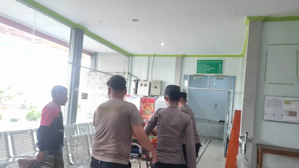 KORBAN: Petugas membawa korban pengeroyokan ke fasilitas kesehatan untuk mendapatkan perawatan.