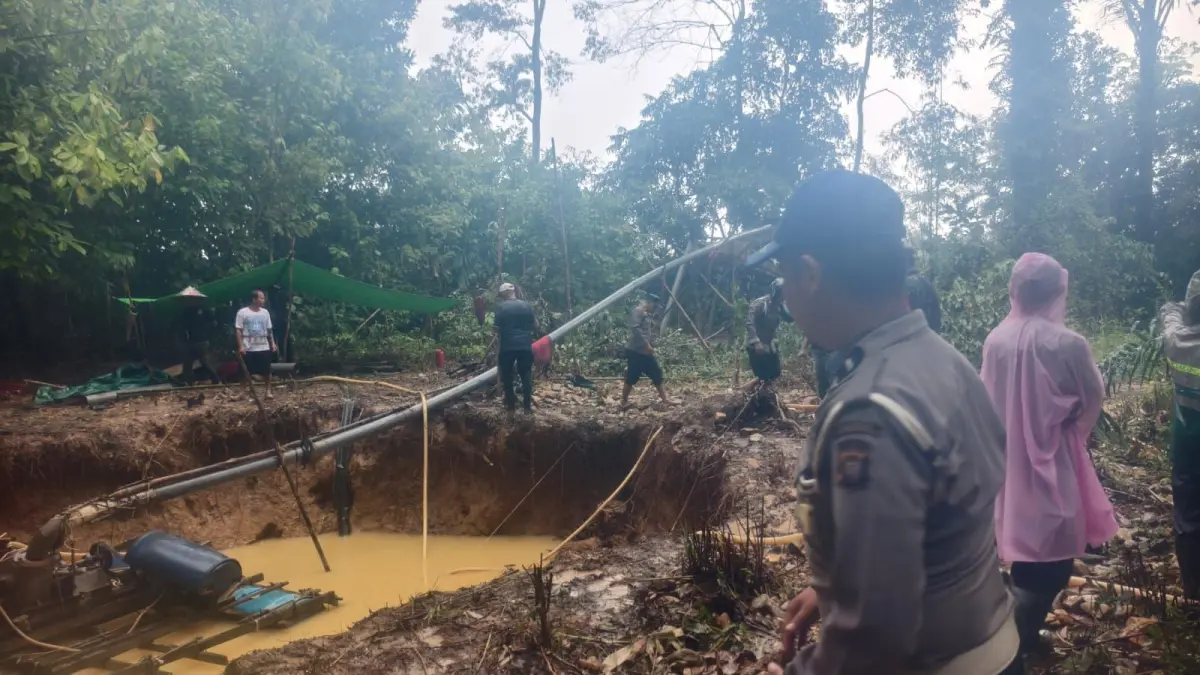 LOKASI TAMBANG: Forkompincam Bunut Hulu saat mendatangi lokasi PETI memberikan imbauan kepada masyarakat. (ISTIMEWA)