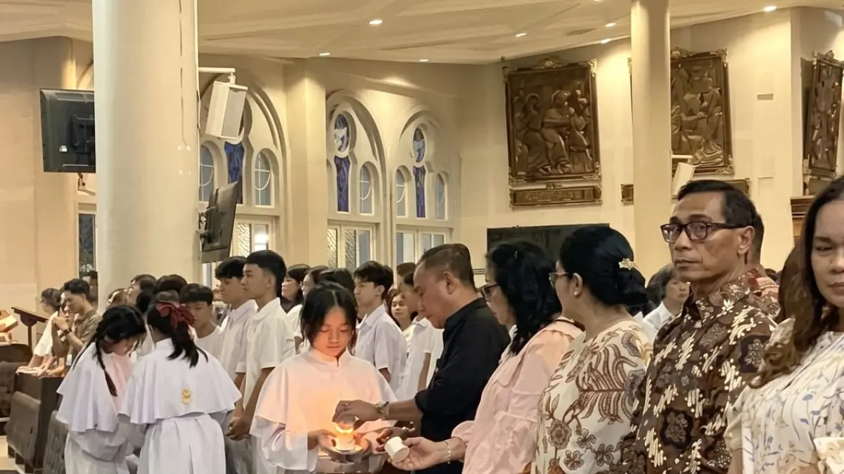MALAM PASKAH: Wagub Kalbar, Krisantus Kurniawan, saat memperingati Malam Paskah sebagai puncak perayaan iman atas kebangkitan Yesus Kristus dari kematian di Gereja Katedral Santo Yosef. (Adpim pemprov Kalbar)