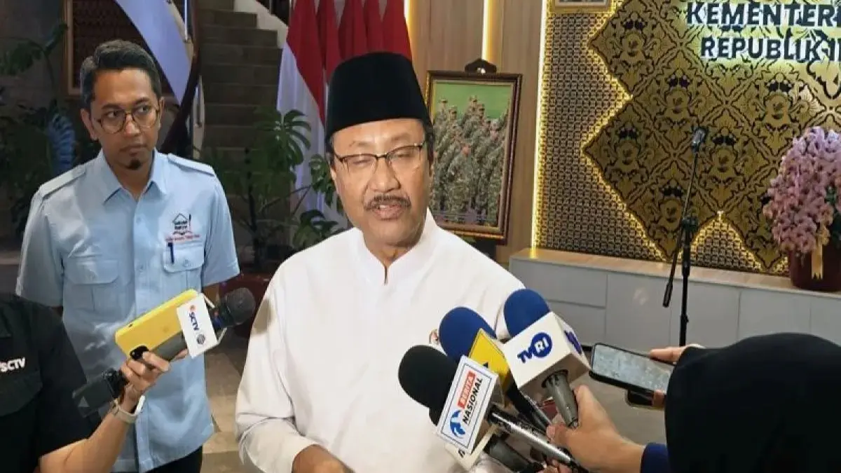 Menteri Sosial Saifullah Yusuf atau Gus Ipul menjawab pertanyaan pewarta terkait penyaluran bantuan sosial reguler triwulan kedua selepas pertemuan terbatas dengan Kepala BPS Amalia Adininggar di Jakarta. (ANTARA)