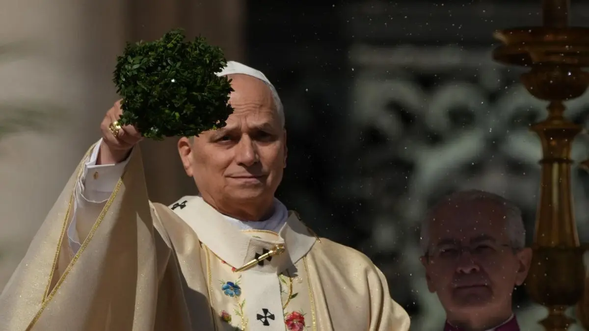 PASKAH: Pope Leo XIV menyampaikan pesan Paskah Urbi et Orbi di Basilika Santo Petrus, Vatikan, Sabtu (5/4). Ia mendesak penghentian perang dan memilih jalan dialog demi perdamaian. (VATICAN NEWS)