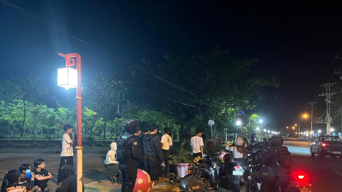 PATROLI: Petugas Polres Singkawang melakukan patroli di sejumlah lokasi rawan guna mencegah gangguan kamtibmas. (POLRI)