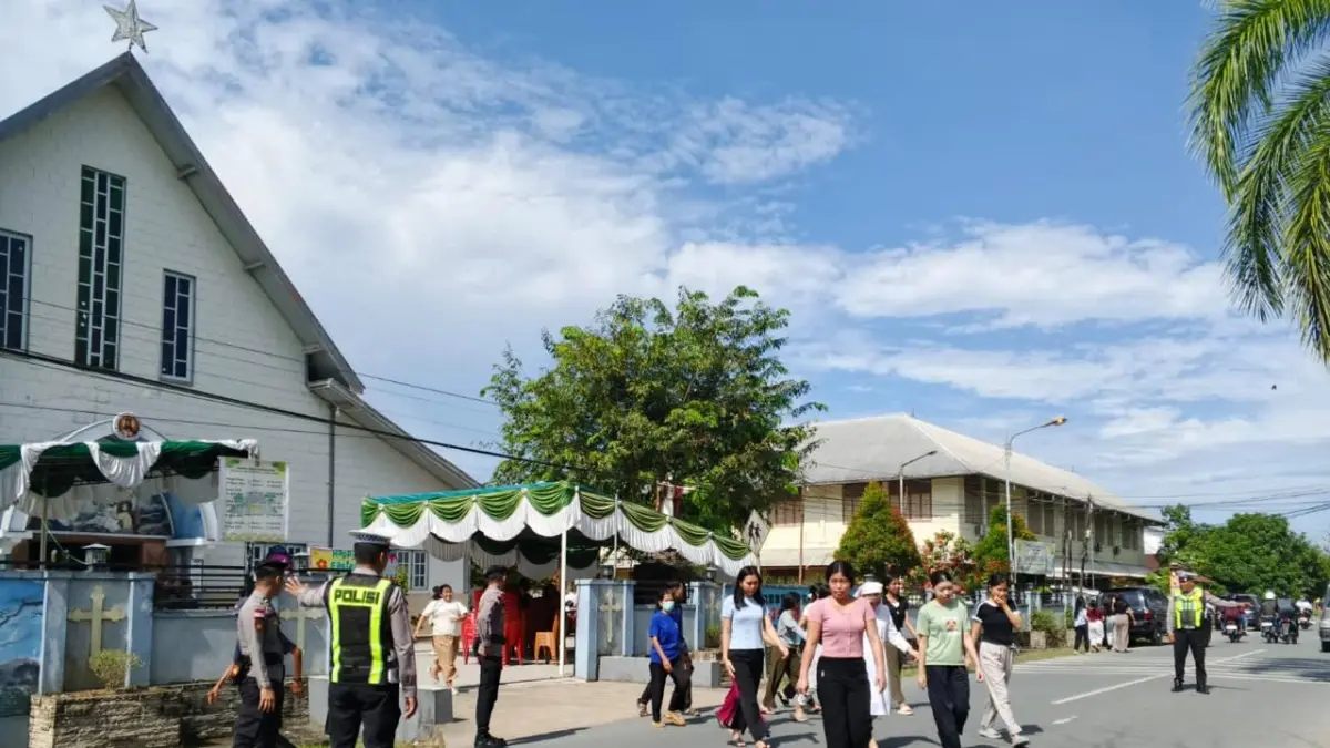 PENGAMANAN: Jajaran Polres Sambas mengamankan sejumlah gereja selama rangkaian Hari Paskah. (POLRI)