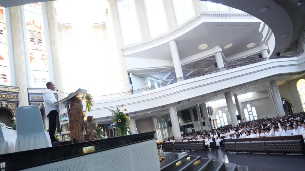 PESAN PASKAH: Wakil Gubernur, Krisantus Kurniawan,  memberikan pesan menyentuh dalam sambutannya pada perayaan Misa Paskah di Gereja Katedral Santo Yoseph Pontianak, Minggu (5/4). (Adpim Pemprov Kalbar)