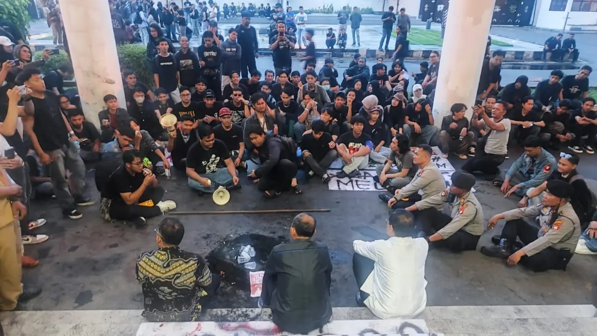 Puluhan mahasiswa yang tergabung dalam Badan Eksekutif Mahasiswa Universitas Tanjungpura dan sejumlah aliansi mahasiswa di Kalimantan Barat menggelar aksi unjuk rasa di Kantor DPRD Kalbar, Senin (6/4). (DENY HAMDANI/PONTIANAK POST)