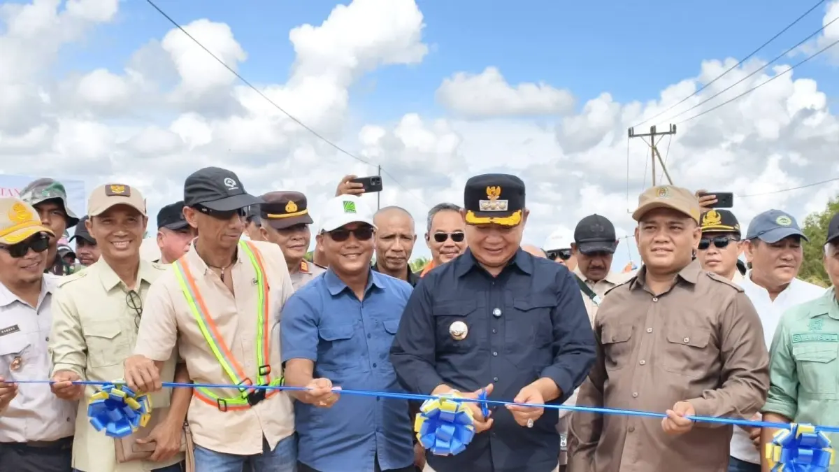 RESMIKAN JALAN: Bupati Ketapang, Alexander Wilyo, menggunting pita sebagai tanda diresmikannya ruas Jalan Pelang-Kepuluk, Sabtu (4/4).