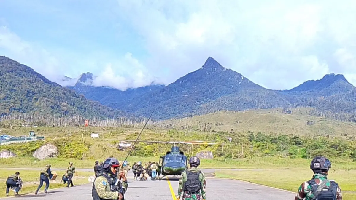Satgas Yon Parako 466 Pasgat saat amankan bandara Sinak, Papua Tengah.
