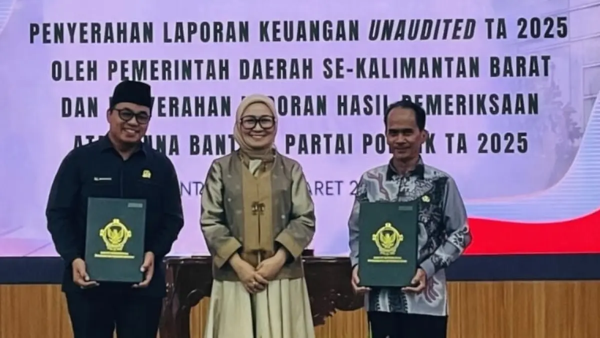 TERIMA LHP: Bupati Sintang Gregorius Herkulanus Bala bersama Wakil Ketua DPRD Kabupaten Sintang Yohanes Rumpak menerima LHP BPK dari Kepala BPK Perwakilan Kalbar, Sri Haryati.