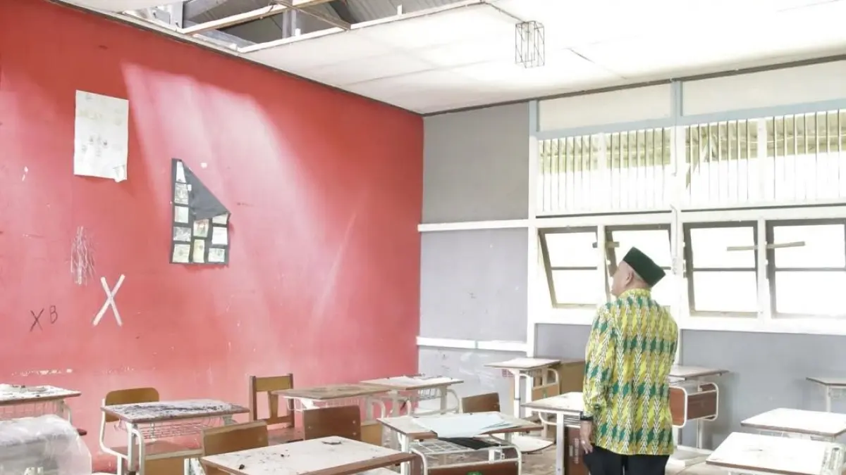 TINJAU SEKOLAH: Wabup Juli Suryadi melihat kerusakan bangunan pascakebakaran. (ISTIMEWA)