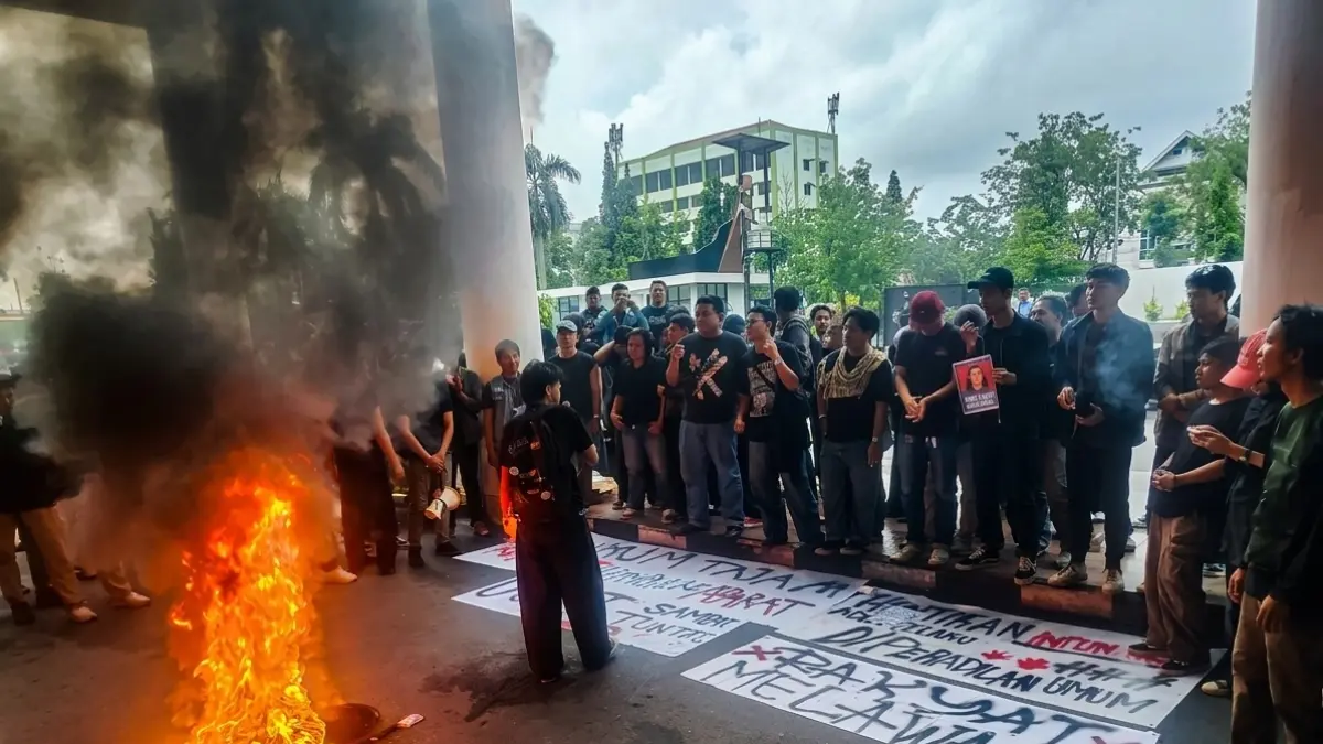 AKSI DI DPRD KALBAR: Mahasiswa yang tergabung dalam BEM Universitas Tanjungpura dan aliansi mahasiswa Kalbar menggelar aksi unjuk rasa di halaman Kantor DPRD Kalbar, Pontianak, Senin (6/4). Dalam aksi tersebut, mahasiswa membakar ban dan menyampaikan sejumlah tuntutan terkait penegakan hukum serta perlindungan terhadap aktivis dan masyarakat sipil.  (DENY HAMDANI/PONTIANAK POST)