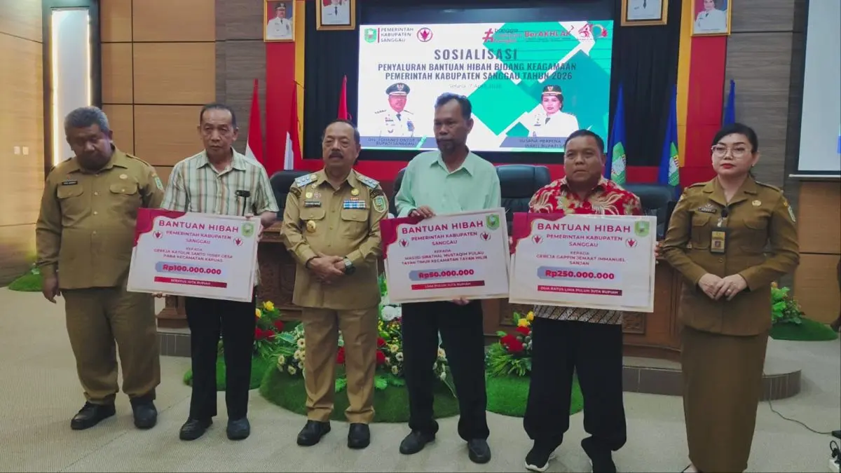 Bupati Sanggau Yohanes Ontot menyalurkan dana hibah kepada penerima pada Selasa (7/4). (ISTIMEWA)