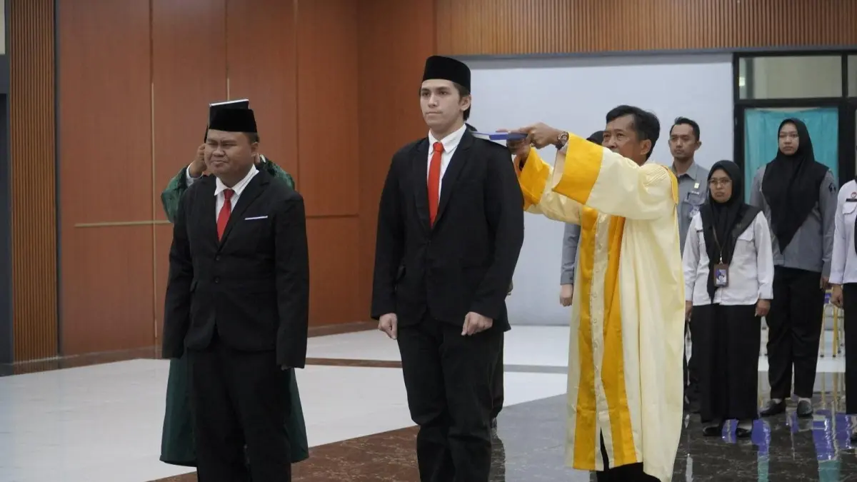 Dua anak berkewarganegaraan ganda mengikuti sumpah janji pewarganegaraan Republik Indonesia di Aula Soepomo, Kanwil Kemenkum Kalimantan barat, Selasa (7/4). (ISTIMEWA)