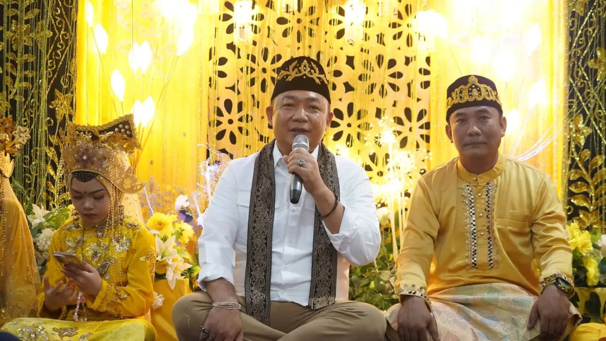 HALAL BIHALAL : Bupati Ketapang, Alexander Wilyo, menghadiri acara halal bihalal di kediaman Pangeran Mangku Negara Kerajaan Matan, Uti Faradian, Minggu (5/4). (ISTIMEWA)