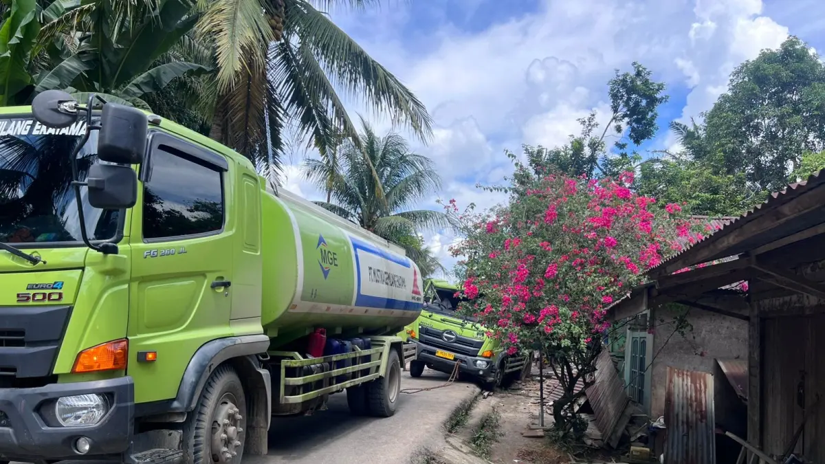 KECELAKAAN KEDUA: Proses evakuasi truk pengangkut CPO yang mengalami kecelakaan di kawasan Penyeladi, Kabupaten Sanggau, Minggu (5/4). Ini adalah kecelakaan kedua di hari yang sama.