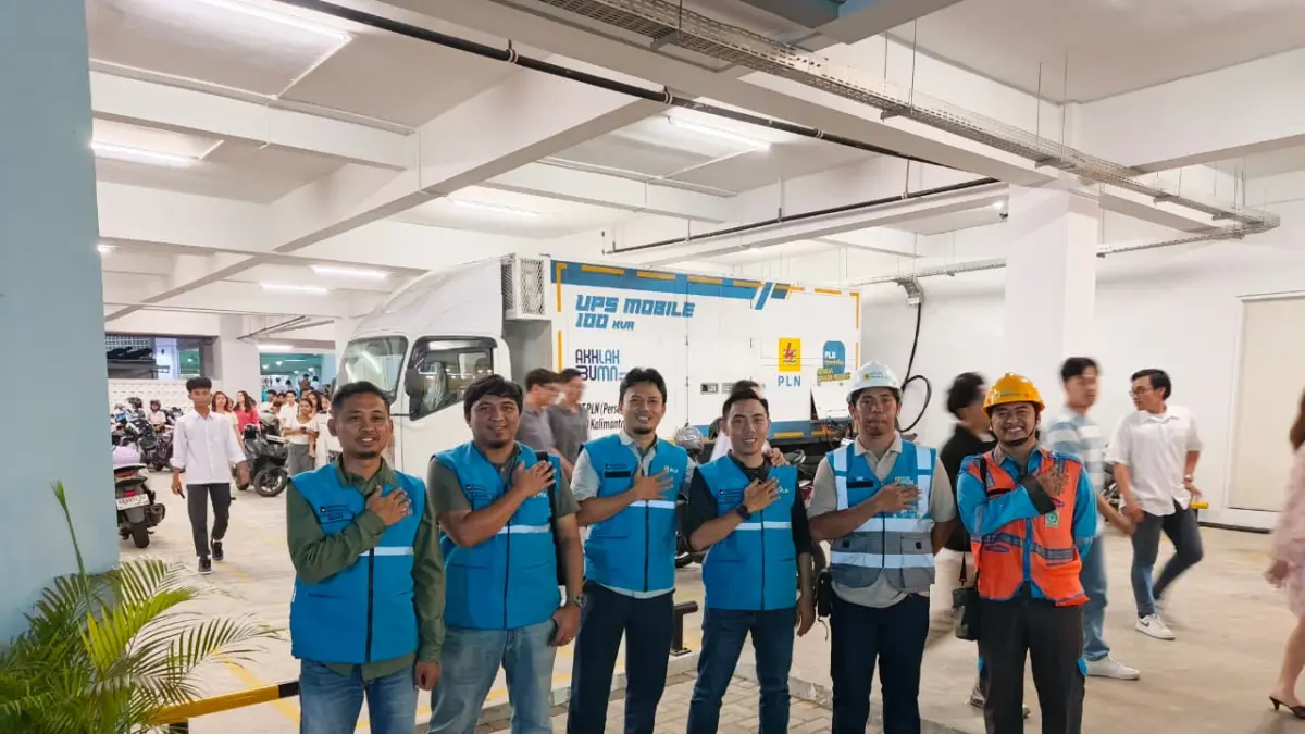 KECELAKAAN KEDUA: Proses evakuasi truk pengangkut CPO yang mengalami kecelakaan di kawasan Penyeladi, Kabupaten Sanggau, Minggu (5/4). Ini adalah kecelakaan kedua di hari yang sama.