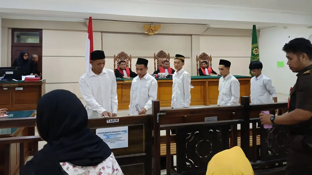 Lima terdakwa asal Indonesia saat mengikuti persidangan kasus sabu 77 Kilogram di Pengadilan Negeri Putussibau. (TAUFIK/PONTIANAK POST)