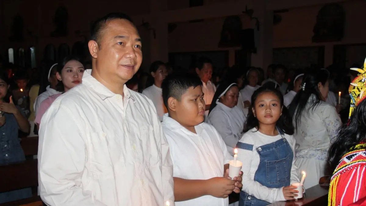 PASKAH : Bupati Ketapang, mengikuti Misa Malam Paskah di Gereja Santo Agustinus Ketapang, Sabtu (4/4) malam. (ISTIMEWA)