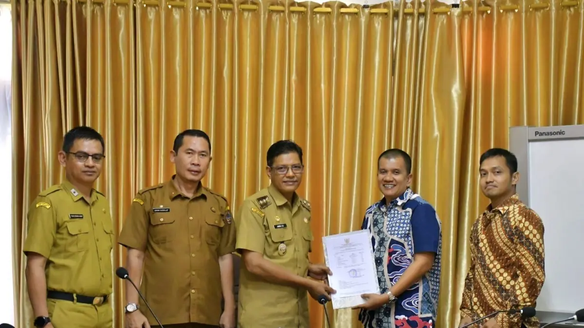 PEMERIKSA : Wakil Bupati Kayong Utara, Amru Chanwari, didampingi Sekretaris Daerah Kabupaten Kayong Utara, Erwin Sudrajat menerima tim pemeriksa BPK RI. (ISTIMEWA)
