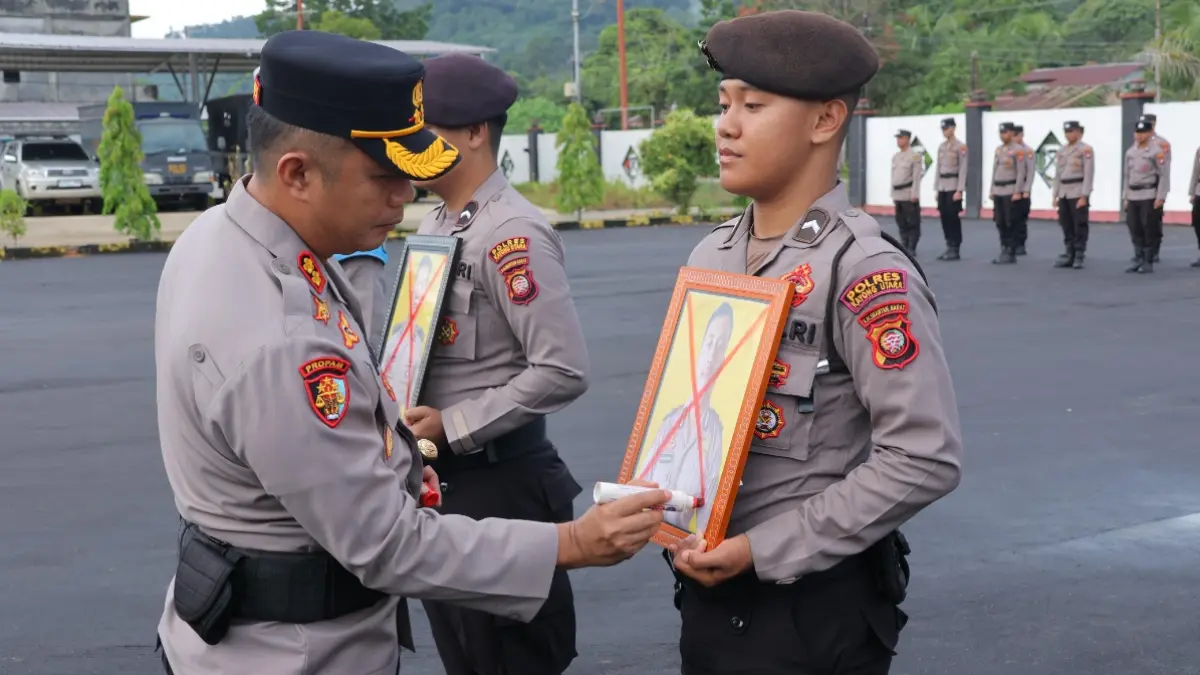 Prosesi Pemberhantian Tidak Dengan Hormat (PTDH) dalam sebuah upacara di halaman Mapolres Kayong Utara, Selasa (7/4). (ISTIMEWA)