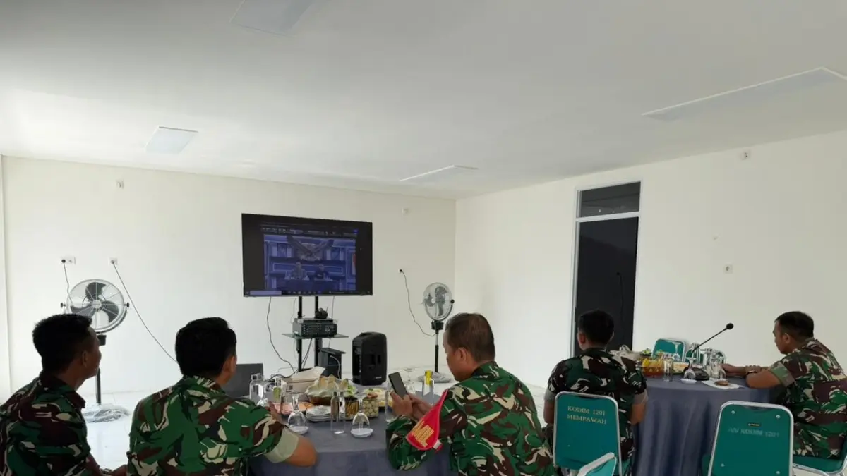 RAPAT: Dandim beserta jajaran mengikuti rapat evaluasi melalui video conference.