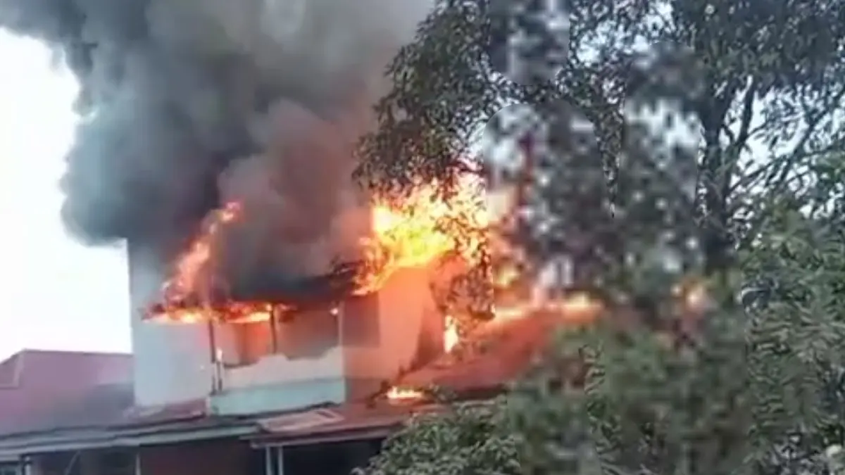 Satu rumah terbakar pada Selasa (7/4) sekitar pukul 17.15 WIB di Jalan Poros Ella Hilir, Dusun Mulung, Desa Semadin Lengkong. (ISTIMEWA)