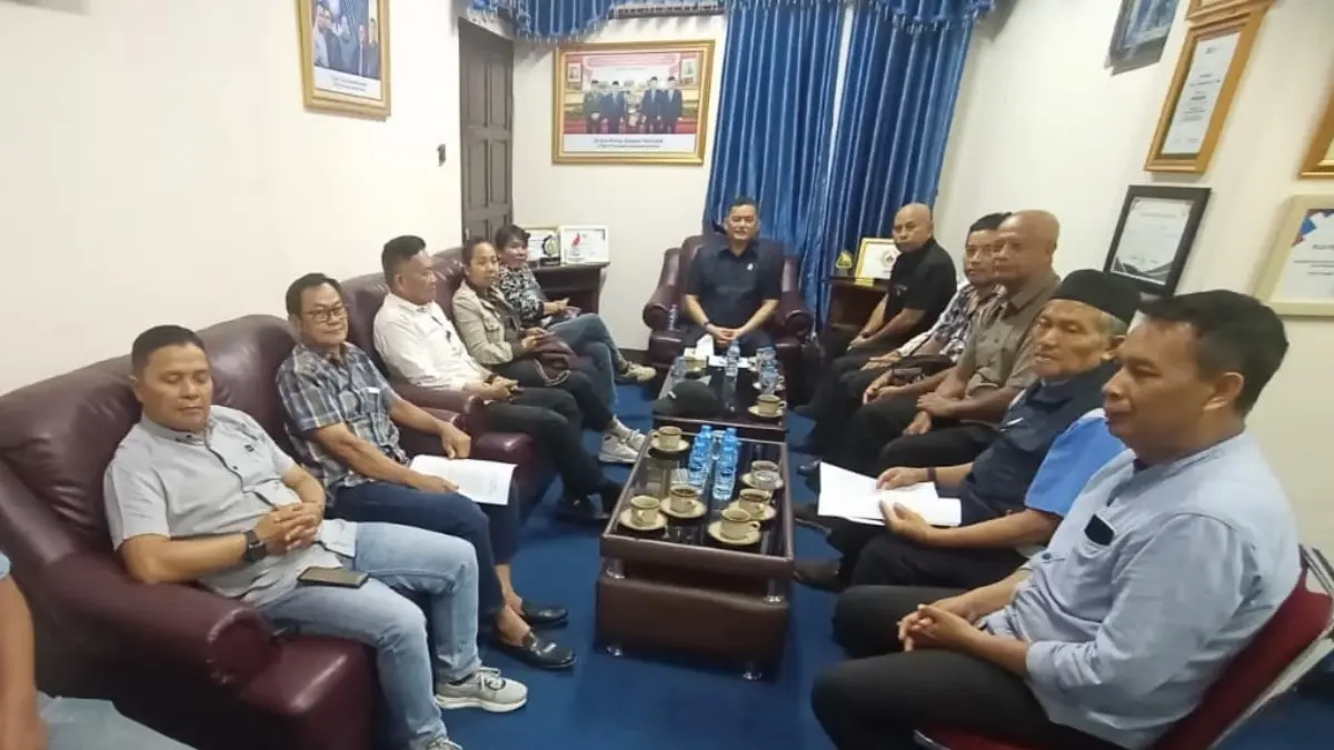 Sekretaris Komisi I DPRD Kalbar, Zulfydar Zaidar Mochtar menerima perwakilan masyarakat Perumnas IV di Kantor DPRD Kalbar, baru-baru ini. (DENY HAMDANI/PONTIANAK POST)