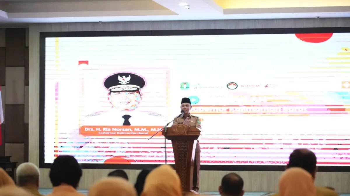 SEMINAR: Gubernur Kalbar, Ria Norsan saat membuka seminar yang digelar Dharma Wanita Persatuan Provinsi Kalbar, Senin (6/4),