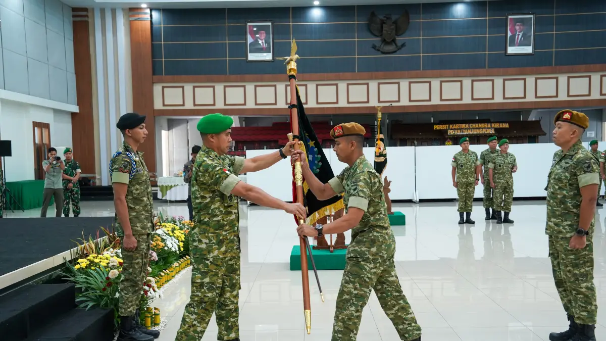 SERAH TERIMA: Pangdam XII Tanjungpura, Novi Rubadi Sugito, memimpin serah terima jabatan Danyonarmed 16/Tumbak Kaputing, Senin (6/4) di Aula Sudirman, Makodam XII Tanjungpura. (ISTIMEWA)