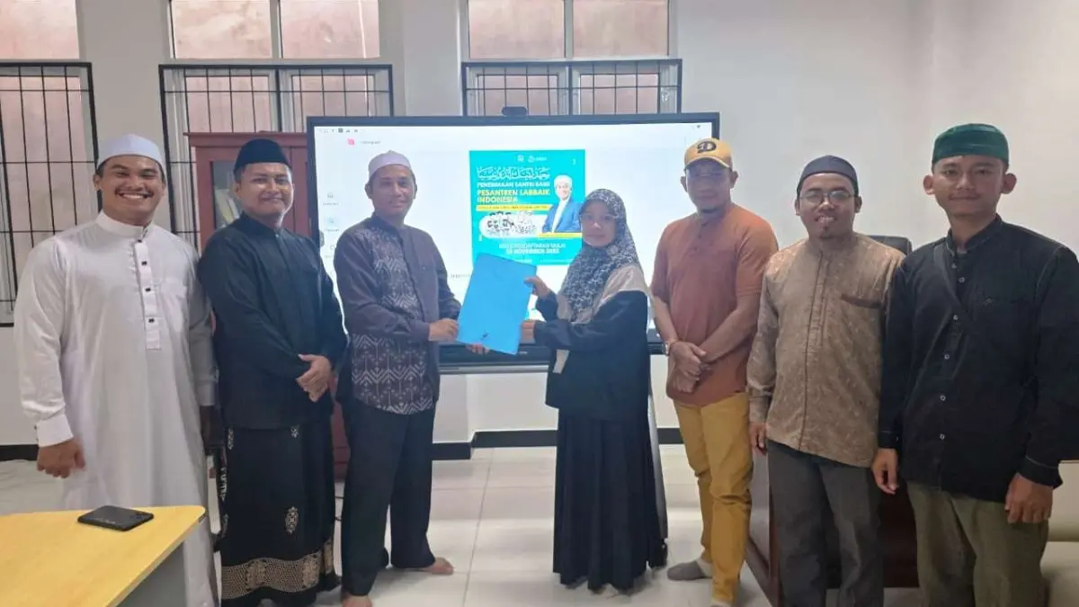SERAHKAN: Yayasan Ponpes Labbaik Indonesia menyerahkan surat kuasa kepada YBH Mempawah Bestari.