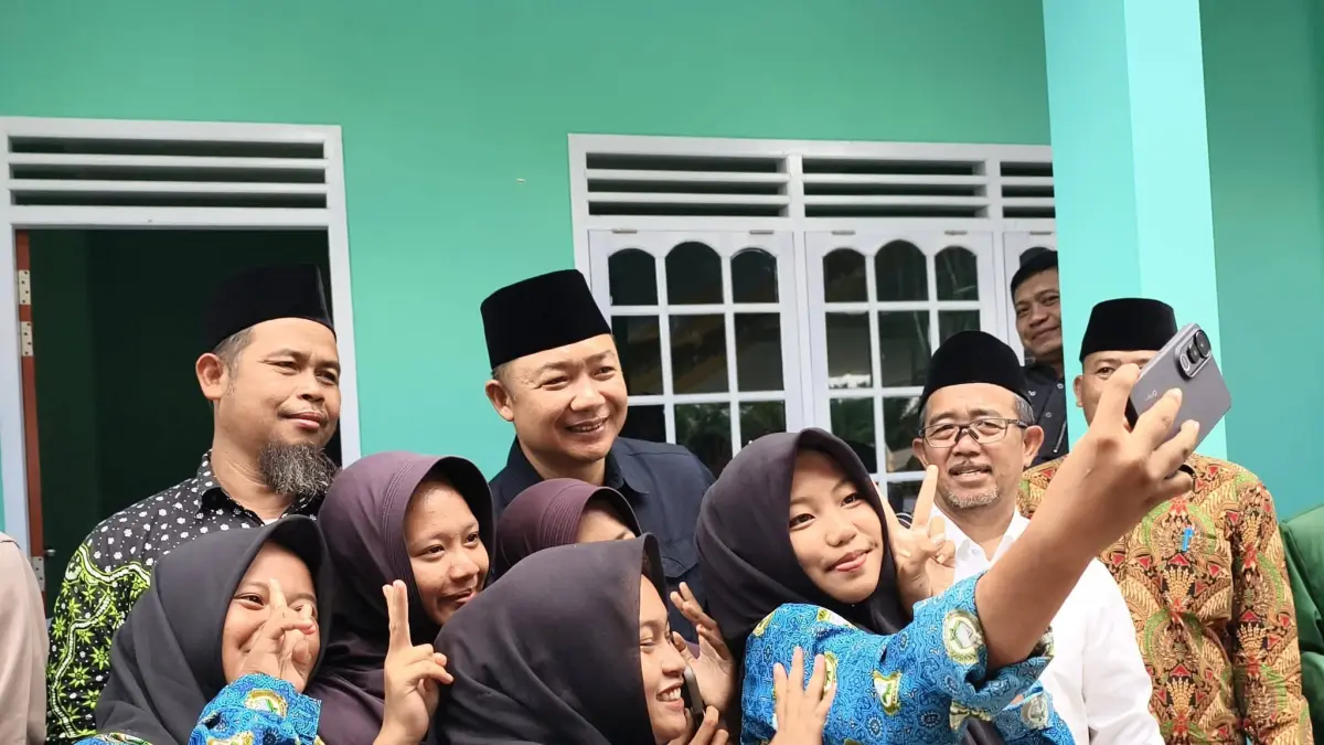SWAFOTO : Bupati Ketapang, Alexander Wilyo, melayani swafoto bersama masyarakat saat melakukan kunjungan ke Sungai Melayu Rayak, Sabtu (4/4). (ISTIMEWA)